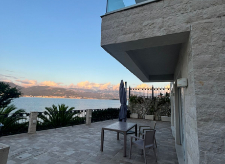 auto_awesome Translate from: English 713 / 5,000 Zu verkaufen: Atemberaubende Villa mit 4 Schlafzimmern in Krasici, Tivat – erste Meereslinie mit Meerblick, Villa in Region Tivat kaufen, Villa in der Nähe des Meeres Bigova