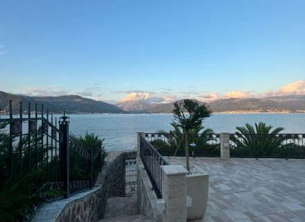 auto_awesome Translate from: English 713 / 5,000 Zu verkaufen: Atemberaubende Villa mit 4 Schlafzimmern in Krasici, Tivat – erste Meereslinie mit Meerblick, Haus in der Nähe des Meeres Montenegro, Haus Kaufen in Region Tivat