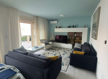 auto_awesome Translate from: English 713 / 5,000 Zu verkaufen: Atemberaubende Villa mit 4 Schlafzimmern in Krasici, Tivat – erste Meereslinie mit Meerblick, Montenegro Immobilien, Immobilien in Montenegro