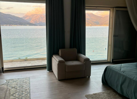 auto_awesome Translate from: English 713 / 5,000 Zu verkaufen: Atemberaubende Villa mit 4 Schlafzimmern in Krasici, Tivat – erste Meereslinie mit Meerblick, Haus mit Meerblick zum Verkauf in Montenegro, Haus in Montenegro kaufen