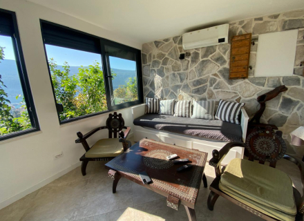 Sarmantna kamena kuća sa lijepom baštom u Kumboru, Herceg Novi, prodaja kuća Crna Gora, kupiti vilu u Herceg Novi, vila blizu mora Baosici