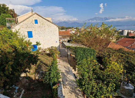 Sarmantna kamena kuća sa lijepom baštom u Kumboru, Herceg Novi, Baosici kuća kupiti, kupiti kuću u Crnoj Gori, kuća s pogledom na more u Crnoj Gori