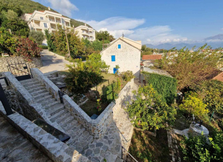 Sarmantna kamena kuća sa lijepom baštom u Kumboru, Herceg Novi, prodaja kuća Crna Gora, kupiti vilu u Herceg Novi, vila blizu mora Baosici