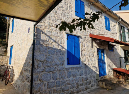 Ova šarmantna kamena kuća u blizini Portonova u Kumboru nudi spoj tradicionalne mediteranske arhitekture i moderne funkcionalnosti, što je čini odličnim izborom za one koji traže nekretninu u neposrednoj blizini mora.