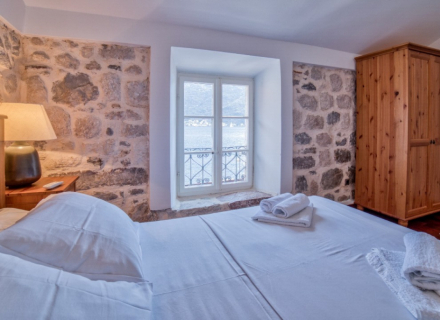 Zapanjujuća vila sa pogledom na more u Perastu, Kotorski zaliv, prodaja kuća Crna Gora, kupiti vilu u Kotor-Bay, vila blizu mora Dobrota