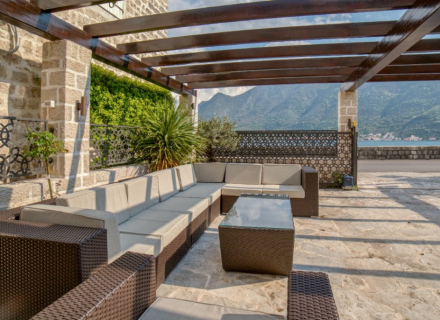 Zapanjujuća vila sa pogledom na more u Perastu, Kotorski zaliv, prodaja kuća Crna Gora, kupiti vilu u Kotor-Bay, vila blizu mora Dobrota