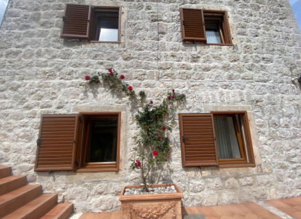 Morinj, Boka Koyu'ndaki Tarihi Taş Villa, Karadağ da satılık havuzlu villa, Karadağ da satılık deniz manzaralı villa, Dobrota satılık müstakil ev