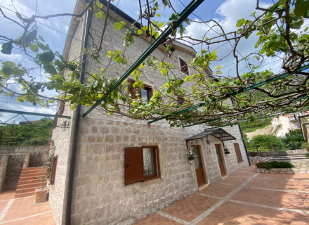 Zamansız cazibeyi modern lüksle harmanlamak için 2015 yılında güzelce restore edilen bu muhteşem 330 yıllık taş villa ile tarihe adım atın.