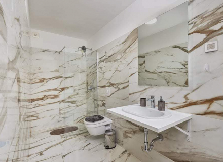 Oszałamiający apartament z 2 sypialniami w nowoczesnym kompleksie mieszkalnym, apartament z widokiem na morze Na sprzedaż w Czarnogórze, kupić mieszkanie w Dobrota, dom w Kotor-Bay kup