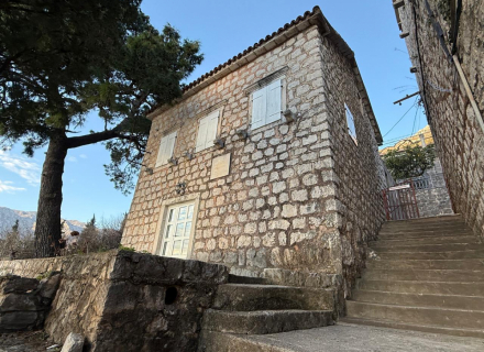 Haus zur Renovierung mit herrlichem Garten und Meerblick in Perast, Villa in Kotor-Bay kaufen, Villa in der Nähe des Meeres Dobrota