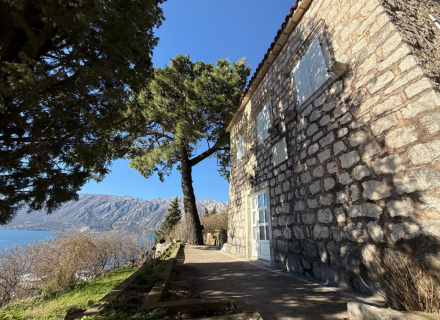 Haus zur Renovierung mit herrlichem Garten und Meerblick in Perast, Villa in Kotor-Bay kaufen, Villa in der Nähe des Meeres Dobrota