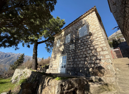 Haus zur Renovierung mit herrlichem Garten und Meerblick in Perast, Haus in der Nähe des Meeres Montenegro, Haus Kaufen in Kotor-Bay