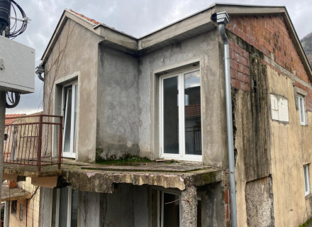 Haus zum Umbau, zweistöckig in Baosici, Montenegro Immobilien, Immobilien in Montenegro