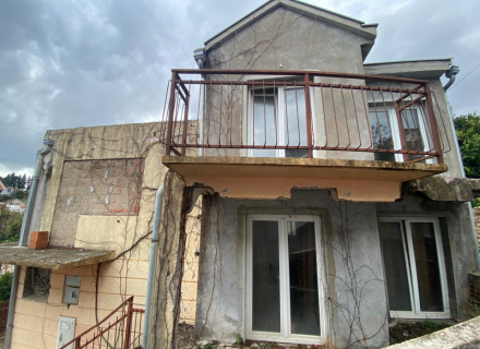 Immobilienübersicht:
Hausgröße: 162 m²
Grundstücksgröße: 190 m²
Zustand: Umbau erforderlich (ideal für den Umbau in Wohnungen oder ein Einfamilienhaus)
Stockwerke: 2 Stockwerke
Einheiten: insgesamt 4 Einheiten (könnten in Wohnungen umgewandelt werden)
Lage: Gut, mit Parkmöglichkeiten hinter dem Haus
Versorgung: Wasser und Strom sind bereits angeschlossen, bereit für Renovierungsarbeiten
Dieses Haus scheint eine großartige Gelegenheit für jemanden zu sein, der in ein Projekt investiere