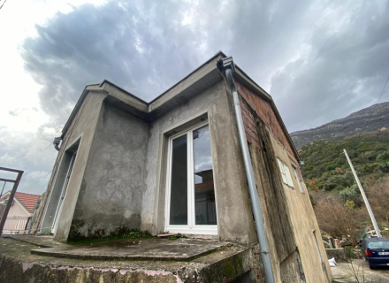 Haus zum Umbau, zweistöckig in Baosici, Montenegro Immobilien, Immobilien in Montenegro