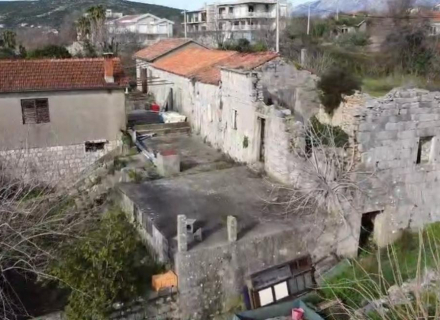 Satılık, 1170m² arsa üzerinde, 126m² kullanım alanına sahip, muhteşem deniz manzarasına sahip, cazip bir lokasyonda bulunan harabe bir dairedir.