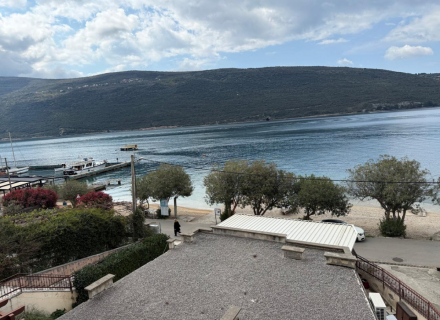 Luxus-Apartment am Meer – Vollständig möbliert mit großer Terrasse und Garage

Wachen Sie zum Rauschen der Wellen in diesem atemberaubenden Apartment in erster Meereslinie auf, das sich in einer neu erbauten Residenz nur wenige Schritte vom wunderschönen Strand entfernt befindet.