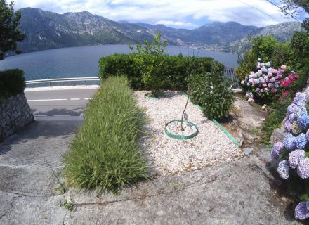 Arsa Alanı: 955 m²
Mevcut Ev: 270 m²
Yapı Katsayısı: 0,8 (Yaklaşık 700 m² inşa edilebilir)
Konum: Denize ilk hat, Kostanjica, Herceg Novi belediyesi
Fiyat: [Fiyatı Buraya Girin]

Tanım:
Sahil şeridinin ilk noktasında yer alan büyüleyici balıkçı köyü Kostanjica'da birinci sınıf bir sahil mülküne sahip olmak için olağanüstü bir fırsat.
