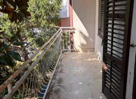 Stan za rekonstrukciju na dobroj lokaciji u Đenovićima, stanovi u Crnoj Gori, stanovi sa visokim potencijalom zakupa u Crnoj Gori, apartmani u Crnoj Gori