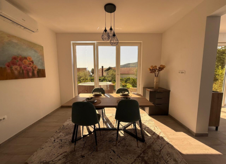 Eine atemberaubende 77 m² große Zwei-Zimmer-Wohnung mit einer zusätzlichen 33 m² großen Terrasse, nur 2 Minuten vom Meer entfernt, in einer der begehrtesten Gegenden von Djenovici.