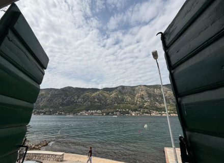 Wohnung zu verkaufen – Kotor, Dobrota

Einzigartige Gelegenheit! 64 m² große Wohnung in Dobrota, direkt am Meer, in einer der begehrtesten Lagen von Kotor.