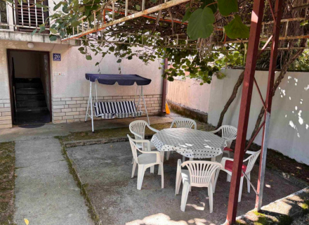 Stan za rekonstrukciju na dobroj lokaciji u Đenovićima, Nekretnine u Crnoj Gori, prodaja nekretnina u Crnoj Gori, stanovi u Herceg Novi