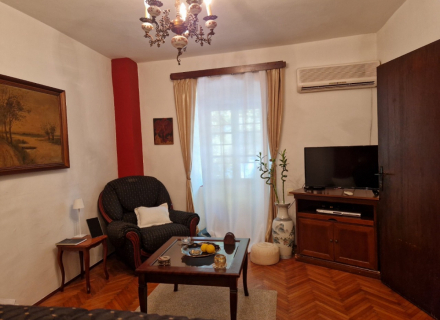 Erstklassiges Strandgrundstück mit bestehenden Gebäuden und genehmigten Baugenehmigungen – Dobrota, Montenegro Immobilien, Immobilien in Montenegro