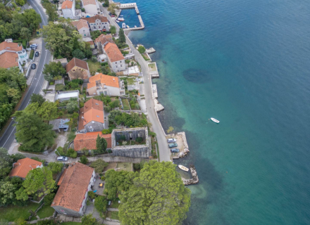 Erstklassiges Strandgrundstück mit bestehenden Gebäuden und genehmigten Baugenehmigungen – Dobrota, Haus mit Meerblick zum Verkauf in Montenegro, Haus in Montenegro kaufen
