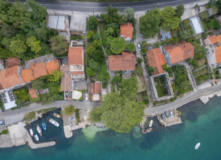 Erstklassiges Strandgrundstück mit bestehenden Gebäuden und genehmigten Baugenehmigungen – Dobrota, Villa in Kotor-Bay kaufen, Villa in der Nähe des Meeres Dobrota