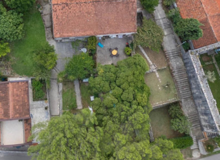 Erstklassiges Strandgrundstück mit bestehenden Gebäuden und genehmigten Baugenehmigungen – Dobrota, Haus in der Nähe des Meeres Montenegro, Haus Kaufen in Kotor-Bay