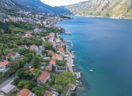 Erstklassiges Strandgrundstück mit bestehenden Gebäuden und genehmigten Baugenehmigungen – Dobrota, Montenegro Immobilien, Immobilien in Montenegro