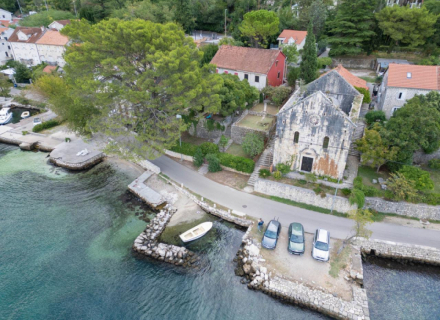 Erstklassiges Strandgrundstück mit bestehenden Gebäuden und genehmigten Baugenehmigungen – Dobrota, Kotor-Bay Hausverkauf, Dobrota Haus kaufen, Haus in Montenegro kaufen
