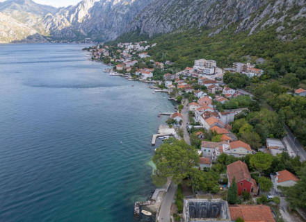 Erstklassiges Strandgrundstück mit bestehenden Gebäuden und genehmigten Baugenehmigungen – Dobrota, Haus mit Meerblick zum Verkauf in Montenegro, Haus in Montenegro kaufen