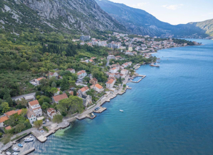 Erstklassiges Strandgrundstück mit bestehenden Gebäuden und genehmigten Baugenehmigungen – Dobrota, Haus in der Nähe des Meeres Montenegro, Haus Kaufen in Kotor-Bay