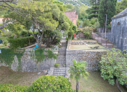 Erstklassiges Strandgrundstück mit bestehenden Gebäuden und genehmigten Baugenehmigungen – Dobrota, Haus mit Meerblick zum Verkauf in Montenegro, Haus in Montenegro kaufen