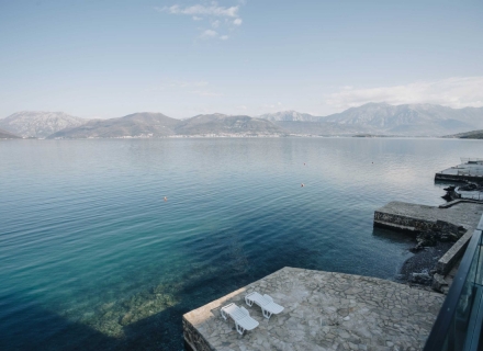 Prelepa vila na PRVOJ LINI 3 metra od mora u Krašićima, prodaja kuća Crna Gora, kupiti vilu u Lustica Peninsula, vila blizu mora Krasici