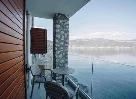 Schöne Villa in der ERSTEN LINIE 3 Meter vom Meer entfernt in Krasici, Montenegro Immobilien, Immobilien in Montenegro