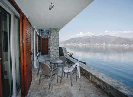 Schöne Villa in der ERSTEN LINIE 3 Meter vom Meer entfernt in Krasici, Haus in der Nähe des Meeres Montenegro, Haus Kaufen in Lustica Peninsula