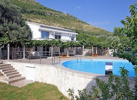 Rezevici'de Yüzme Havuzlu Güzel Villa, Karadağ satılık ev, Karadağ satılık müstakil ev, Karadağ Ev Fiyatları