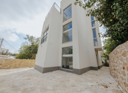 Na prodaju kuća u Utjehi sa bazenom, veličina placa 208 m2, površina kuće 250 m2.