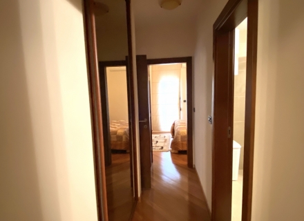 Trosoban stan u Budvi blizu mora, prodaja stanova u Crnoj Gori, stanovi za izdavanje u Becici, prodaja stanova
