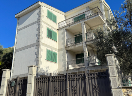 Na prodaju je hotel sa odvojenim apartmanima u Pržnu sa pogledom na more.