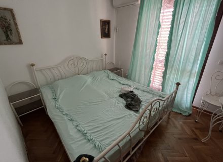 Budva'da ev, Karadağ da satılık havuzlu villa, Karadağ da satılık deniz manzaralı villa, Becici satılık müstakil ev
