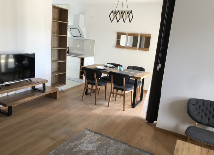 Diese charmante, 60 m² große Wohnung mit zwei Schlafzimmern befindet sich in der ruhigen und begehrten Gegend von Pod Kuk in Tivat.