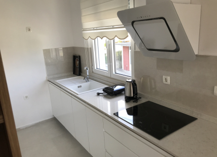 Voll möblierte Wohnung mit zwei Schlafzimmern in Pod Kuk, Tivat, zu verkaufen, Wohnungen in Montenegro, Wohnungen mit hohem Mietpotential in Montenegro kaufen
