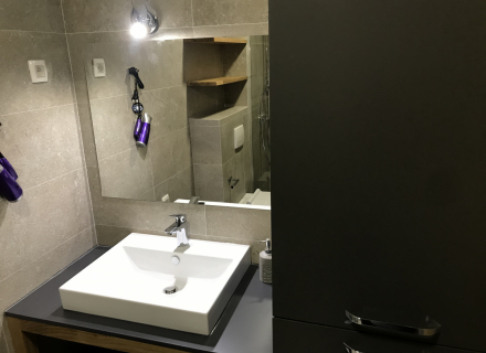 Voll möblierte Wohnung mit zwei Schlafzimmern in Pod Kuk, Tivat, zu verkaufen, Wohnung mit Meerblick zum Verkauf in Montenegro, Wohnung in Bigova kaufen, Haus in Region Tivat kaufen