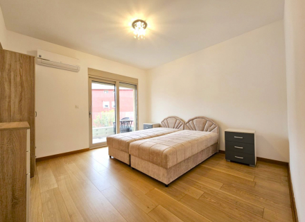 Trzypokojowe mieszkanie w najlepszej części Budvy, apartament z widokiem na morze Na sprzedaż w Czarnogórze, kupić mieszkanie w Becici, dom w Region Budva kup