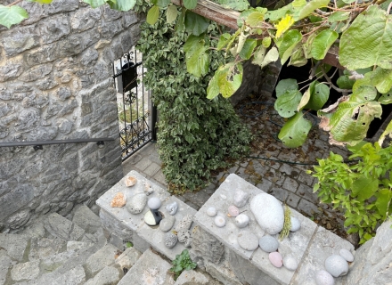 Kamena kuća u Sv.Stefanu, Region Budva kupiti kuću, Becici kuća prodaja