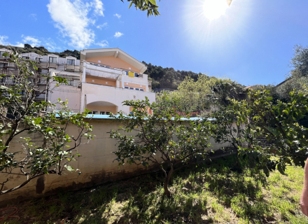 Budva'da deniz manzaralı üç katlı ev, Region Budva satılık müstakil ev, Region Budva satılık villa