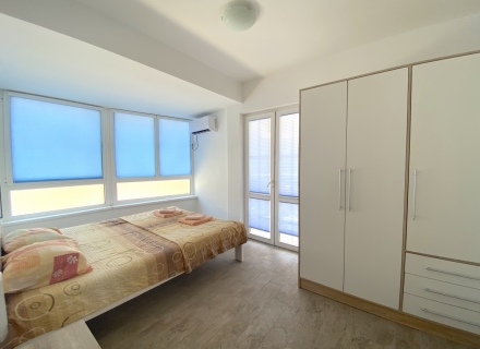 Dwupokojowe mieszkanie w Rafailovići – jedynie 70 metrów od morza, apartament z widokiem na morze Na sprzedaż w Czarnogórze, kupić mieszkanie w Becici, dom w Region Budva kup